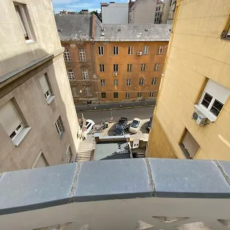 Charming In The Heart Of Gellert Area.
